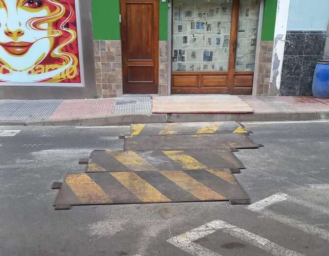 Planchas metálicas sobre la zanja abierta en la vía/TA.